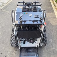 Mini-chargeuse compacte diesel sur chenilles avec godet de 0,1 m³ et force de rupture de 3,5 KN pour usage agricole, serres et vergers