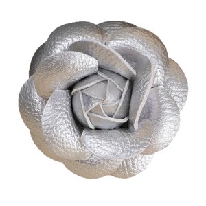 Mini fleur de camélia en cuir, corsage fait main, accessoire pour cheveux, décoration de vêtements, artisanat de mariage, accessoires de bijouterie - Product Image 5