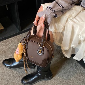 <span class=keywords><strong>Borsa</strong></span> nera versatile e alla moda <span class=keywords><strong>con</strong></span> graziosa decorazione a pendente a forma di <span class=keywords><strong>scimmietta</strong></span>. <span class=keywords><strong>Borsa</strong></span> a Tracolla dal Design Unico - Product Image 5
