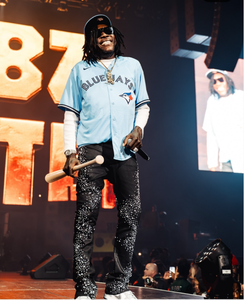 Un uomo <span class=keywords><strong>che</strong></span> vende i famosi jeans con strass a prezzi all'ingrosso - Product Image 3