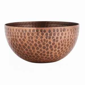 Bol de service en cuivre martelé artisanal antique pour la décoration de table de cuisine et la présentation des aliments traditionnels dans les maisons de style rustique - Product Image 1