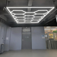 Plafonniers hexagonaux en nid d'abeille LED pour stations de lavage de voiture et ateliers de détail automatique Solutions d'éclairage de garage modernes