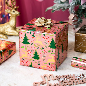 Rollo de Papel de Regalo Navideño Rosa Reversible - 17 Pulgadas X 33 Pies - Alce y Árbol con Lámina Dorada Metálica, Bayas de Acebo - Product Image 1