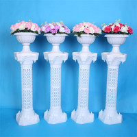 Witte grotere betonnen holle Romeinse zuilvormige plastic bloemstandaards voor bruiloftdecoratie evenementen looppad bloempilaar
