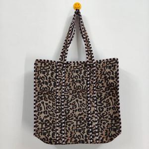 Sac fourre-tout en coton pour femme à imprimé léopard - Sac de voyage portable pour l'été et l'automne, sac de plage, sac de week-end - Product Image 1