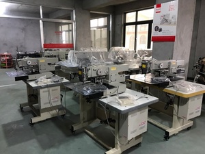 Machine à coudre industrielle à entraînement direct DT 3020R, contrôlée et programmée par ordinateur - Product Image 4