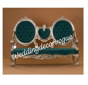 Sofá de boda para novia y novio con tapicería de lujo perfecto para recepción de ceremonia elegante y sesión de fotos - Product Image 3