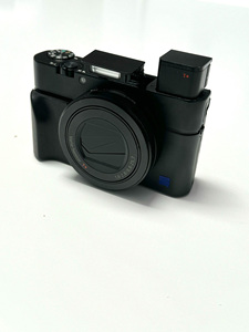 Appareil photo numérique compact premium Sony RX100 III 4K d'occasion, 20,1 MP - Product Image 3
