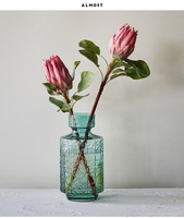 Vas Kaca Hijau Retro Berukir dengan Bunga Ranunculus Buatan, Vas Bunga Kaca Vintage untuk Dekorasi Rumah dan Pernikahan
