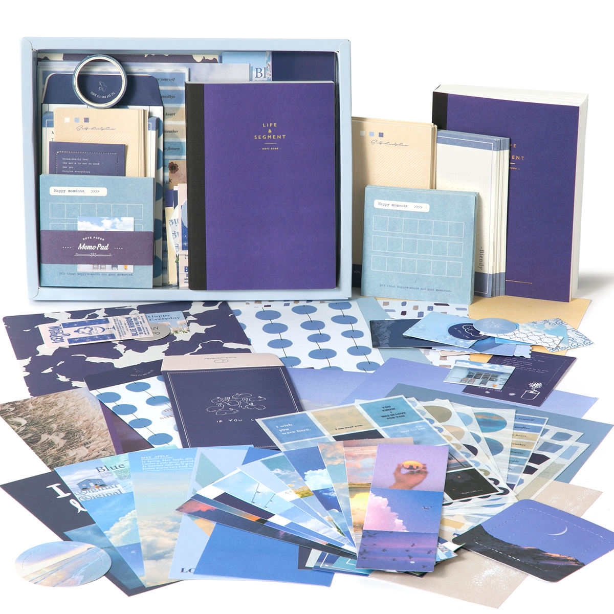 Vent chassant les nuages-bleu