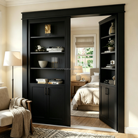 Élégante bibliothèque blanche double avec porte dissimulée, armoires de rangement fermées, porte secrète pour chambre à coucher