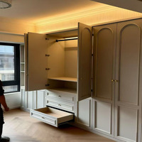 Armoire vintage en chêne français massif, grande capacité de rangement, pour hôtel et maison