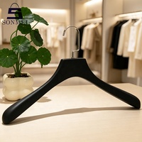 Cintre en bois marron de luxe premium, lisse, personnalisable, pour magasin et boutique