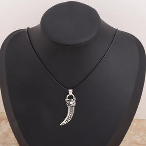 Collar con Colgante de Diente de Lobo de Aleación para Hombre, Diseño Vintage con Forma de Animal, Piedra de Zirconia, Cadena de Cordón Negro, Joyería para Uso Diario - Product Image 2