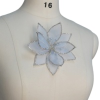 Appliques florales 3D élégantes faites à la main en verre et strass, à coudre sur les robes de mariée et de soirée