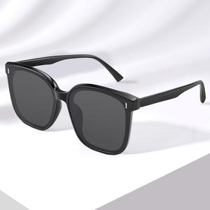 Nouvelles Lunettes de Soleil Unisexe Tendance Monture Noire Verres PC Protection UV400 Pour la Pêche, les Voyages et la Conduite - Product Image 1