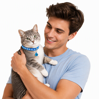 Collier Réglable Écologique et Durable en Nylon et Polyester pour Animaux de Compagnie avec Boucle Réfléchissante et Clochette, Motif Patte de Chien et Chat Multicolore