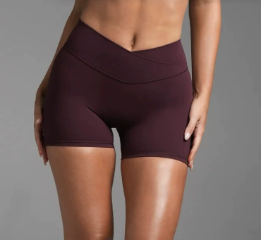 กางเกงขาสั้นสีแดงไวน์