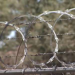 Alambre de Hierro Galvanizado DAKUN Q195 a Bajo Precio, Rollo de Alambre de Púas Cruzadas, Protección Antirrobo Civil, Color Plateado, Embalaje en Rollo - Product Image 6