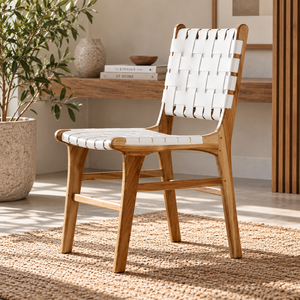 Silla de teca hecha a mano que aporta belleza natural, durabilidad y soporte cómodo a interiores elegantes. - Product Image 1