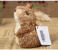 Arts et artisanat d'animaux mignons petit lapin renversé décorant avec des accessoires de fleurs de poussées