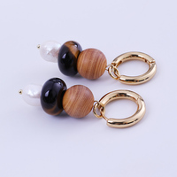 SubtleGlam Boucles d'oreilles pendantes tendance personnalisables en or 18 carats plaqué or avec perle d'eau douce en forme de boule, cadeau pour femme