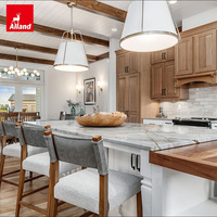 Armoires en chêne Shaker bicolores teintées et peintes, style ferme moderne, sur mesure Alland pour projets de villas avec îlot en pierre