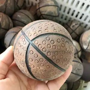 palla da basket della mascotte Suppliers-La mano di pietra naturale all'ingrosso scolpisce la palla di cristallo di quarzo scultura agata incidere pallacanestro di calcio per la decorazione domestica