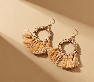 Boucles d'oreilles pendantes en fil tissé à la main de style bohème, avec <span class=keywords><strong>anneau</strong></span> en acier inoxydable plaqué or 18 carats enveloppé de perles de verre - Product Image 4