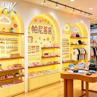 Meuble de Présentation Personnalisable Jaune pour Magasin : Vitrine Murale, Étagère Arquée, Comptoir Îlot pour Bijouterie et Boutique