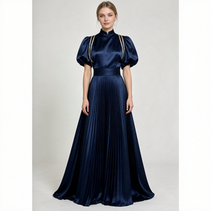 Elegante Vestido Largo de Fiesta Formal para Mujer, con Cuello Alto, Mangas Abullonadas, Satén Plisado y Detalles Dorados - Product Image 2