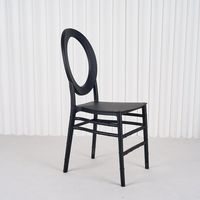 Chaise élégante en plastique avec dossier médaillon, structure robuste et protection UV pour location de cérémonies de mariage en extérieur