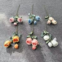4-Köpfiger Künstlicher Rosenstrauß aus Mailand, Künstliche Seidenblumen, Plastik-Blumenarrangement, Ornament für Hochzeitsdekorationen und Zeremonien