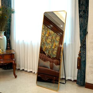 <span class=keywords><strong>Miroir</strong></span> sur <span class=keywords><strong>pied</strong></span> rectangulaire <span class=keywords><strong>grand</strong></span> format à cadre doré et coins arrondis, idéal pour salon, chambre et dressing - Vente en gros - Product Image 1