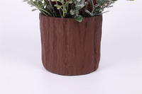 Arrangement de Noël artificiel en pot, eucalyptus givré, baies rouges, cèdre, décoration de table d'hiver pour l'intérieur