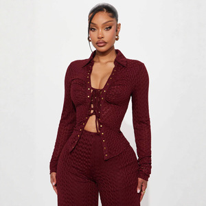 Completo da donna autunnale casual in poliestere, vestibilità regolare, con camicia a maniche lunghe con risvolto e pantaloni a tinta unita con laccetti frontali - Product Image 1