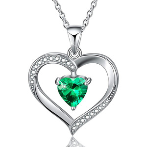 Ciondolo a Forma di Cuore in Argento 925 Placcato Rodio con Cristallo Verde e Strass, Gioiello Romantico da Donna - Product Image 1