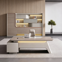 Bureau de direction en placage de bois avec prise multifonctionnelle intégrée et armoire latérale en forme de L pour espace de travail de PDG