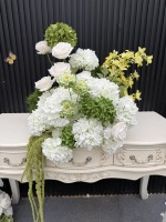Boule de fleurs de table de 50 cm, hydrangea blanc et vert, centre de table pour mariage, boule de fleurs pour décoration de mariage