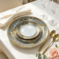 Assiette en céramique bleu méditerranéen avec bordure dorée électro-plaquée, design baroque en relief, passe au lave-vaisselle, vaisselle de luxe pour mariage et banquet
