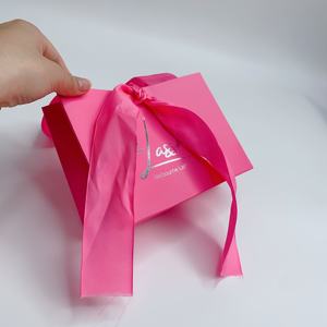 Bolsas de Regalo de Papel Rosa Intenso Personalizadas con Impresión en Lámina Plateada y Lazo de Cinta Rosa - Bolsas de Compras de Lujo para Marcas de Belleza y Pestañas - Product Image 4