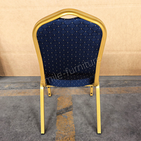 Chaise de salle à manger commerciale d'intérieur empilable et stable, avec dossier ouvert moderne, structure métallique, finition bois de rose, pieds tournés, résistante à l'eau, pour hôtel