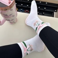Chaussettes de sport antidérapantes pour femmes, design personnalisé de haute qualité, avec logo personnalisé brodé, pour la gym, le yoga et le pilates.