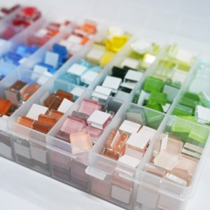 24 Colores, 1100 Piezas de Azulejos de Mosaico Mixtos para Kit de Manualidades de Mosaico DIY. Mosaicos de Cristal Cuadrados de 1 cm de Colores para Posavasos DIY. - Product Image 2