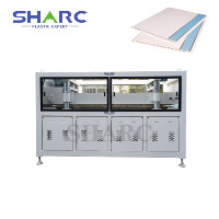 Machine à fabriquer des plafonds en PVC plastique SHARC, machine d'extrusion de panneaux décoratifs en PVC à grande vitesse avec moule