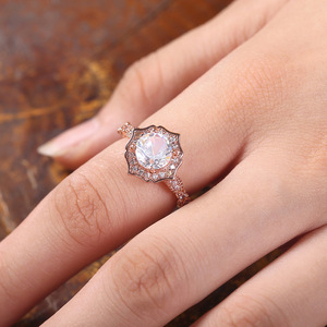 Affascinanti anelli da donna in oro rosa con zirconi rotondi, eleganti gioielli da fidanzamento - Product Image 5