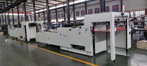 Machine automatique de fabrication de cartes de poker à double voie à grande vitesse et machine à refendre les cartes - Product Image 2