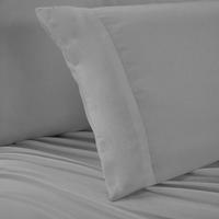 Parure de lit en satin tissé polyester/coton de qualité hôtelière, unie, pliée, 200 fils/cm², 40 fils/pouce, douce et respirante, comprenant une housse de couette et un drap.