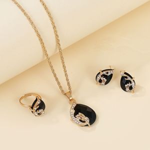 Ensemble de bijoux unisexe en alliage plaqué or vintage bohème européen américain, nouveau collier à pendentif en trois parties avec cristaux en strass - Product Image 3