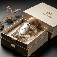 Flacon de parfum en verre transparent de luxe de haute qualité de 50 ml avec étiquette métallique de couleur personnalisée et boîtes cadeaux de luxe pour la vente en gros